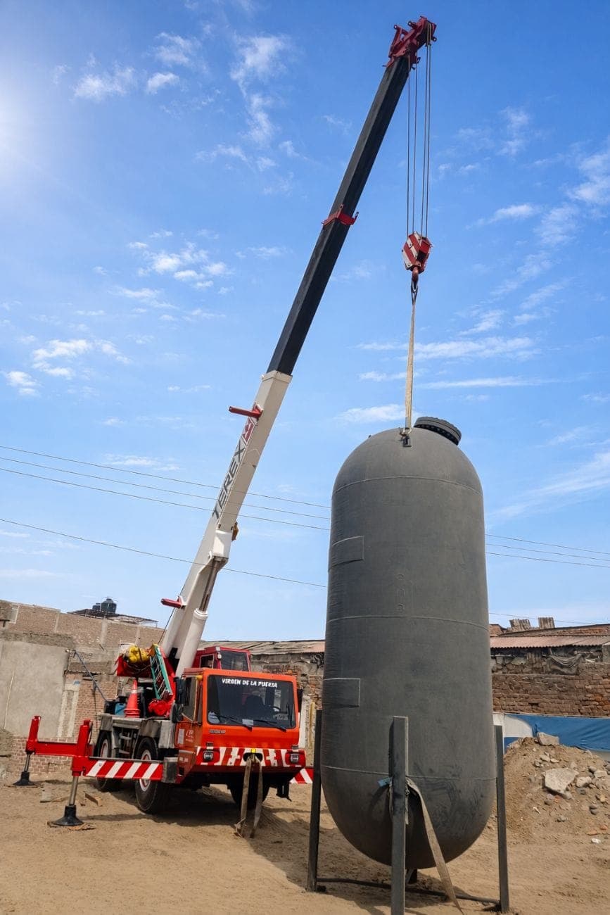 Izaje de un tanque vertical con grúa Terex de Grúas VP
